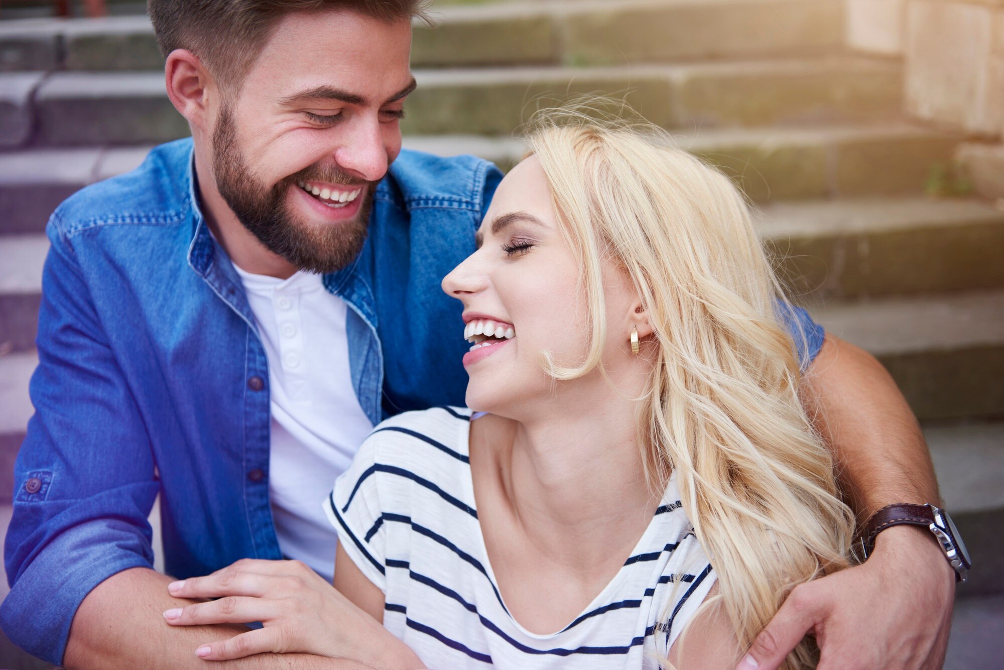 Couple qui rit aux éclats en marchant lors d’un premier rendez-vous